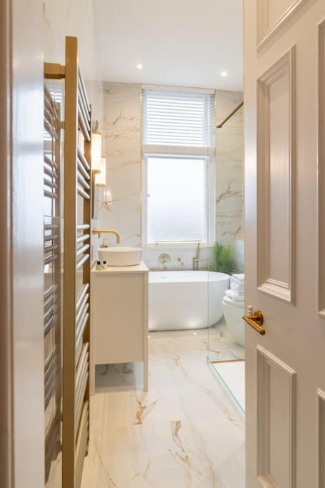The Devonshire Suite - Your 5 Star West End Stay! Glasgow Exteriör bild